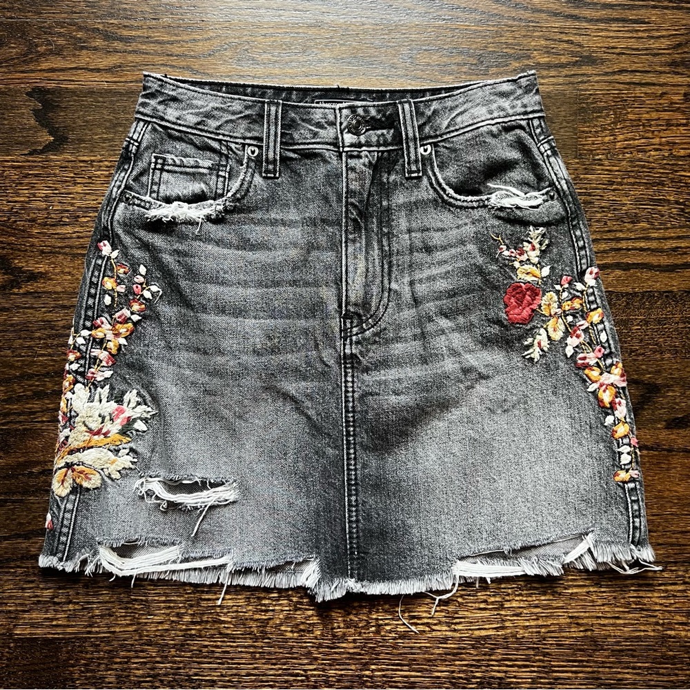 Abercrombie & Fitch Denim Floral Embroidered Skirt (Size 25) | NWOT